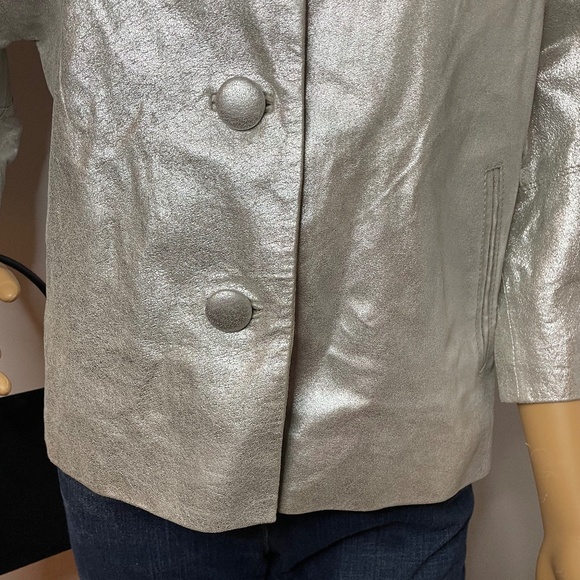 Vintage silver metallic 100% leather 60’s mod button down crewneck jacket! - Picture 5 of 15